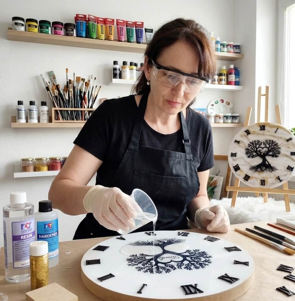 Tvorba luxusních hodin z pryskyřice Křížová Art